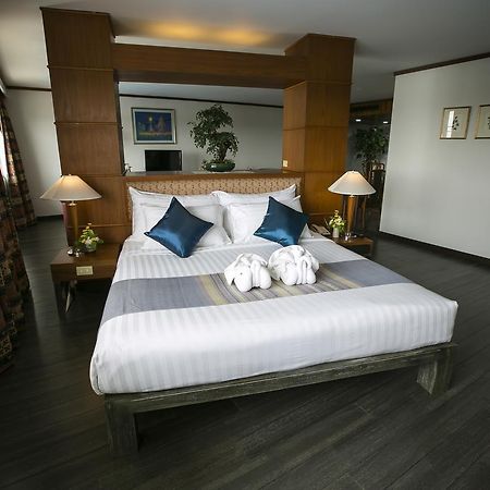 Friday Hotel Uttaradit Exterior photo