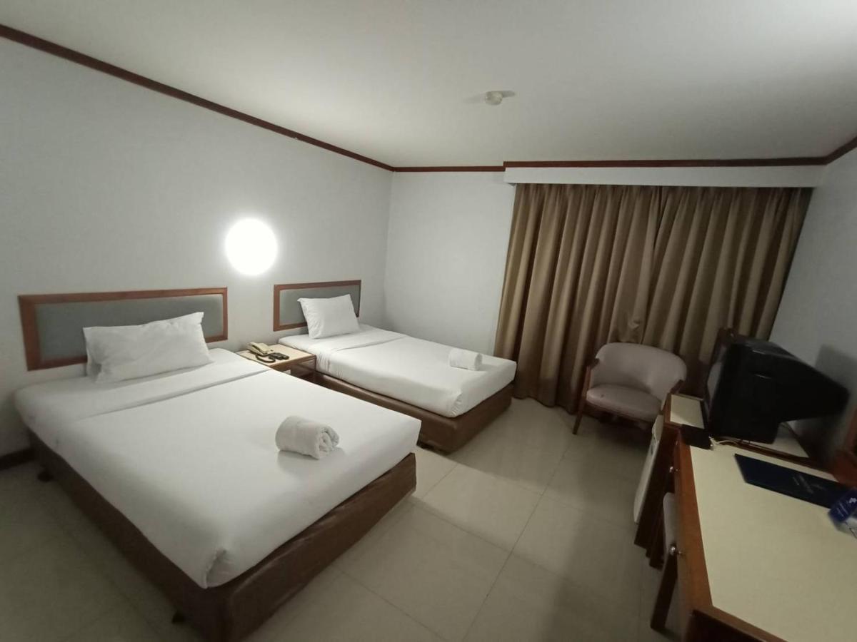 Friday Hotel Uttaradit Exterior photo