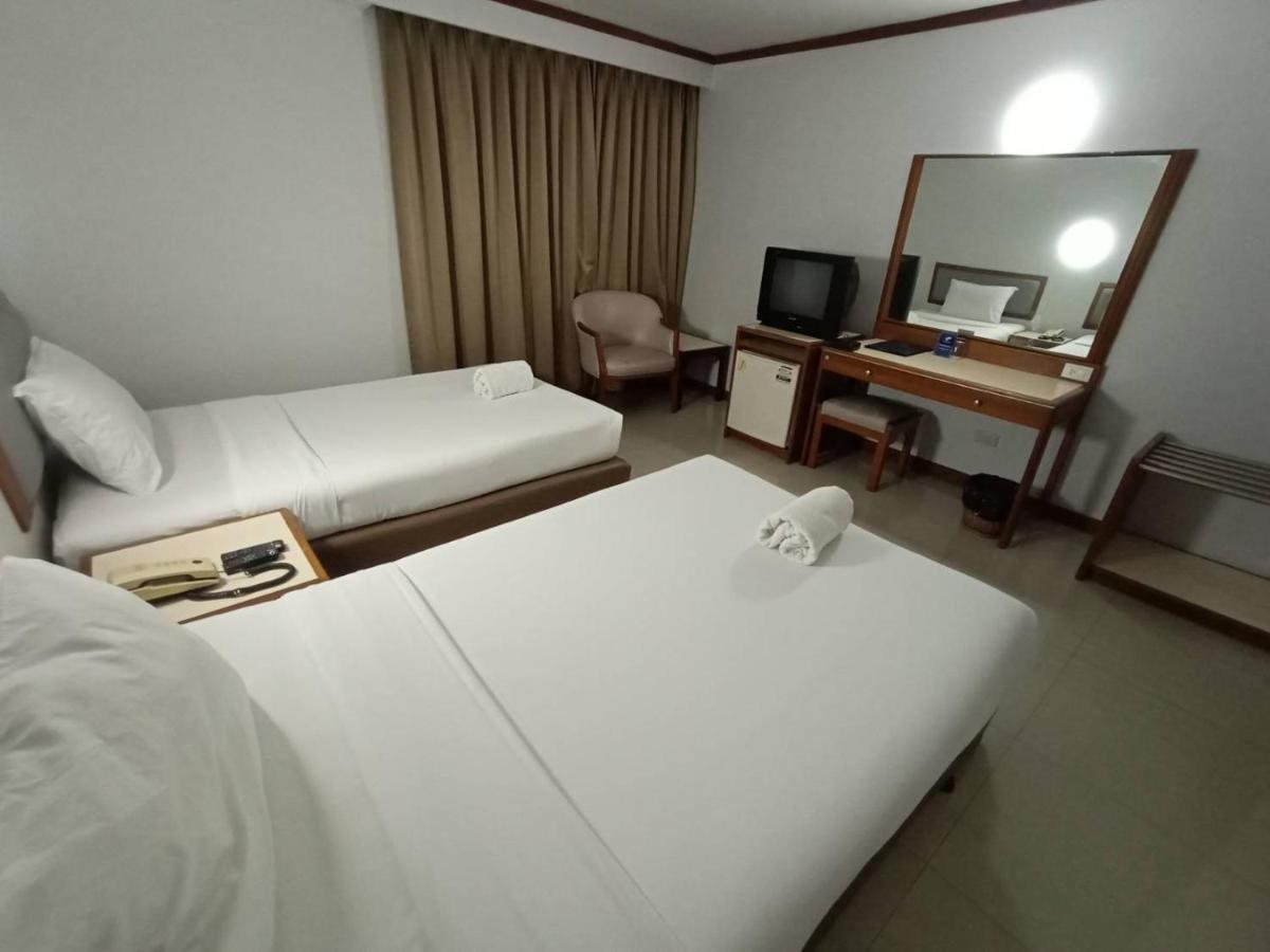 Friday Hotel Uttaradit Exterior photo