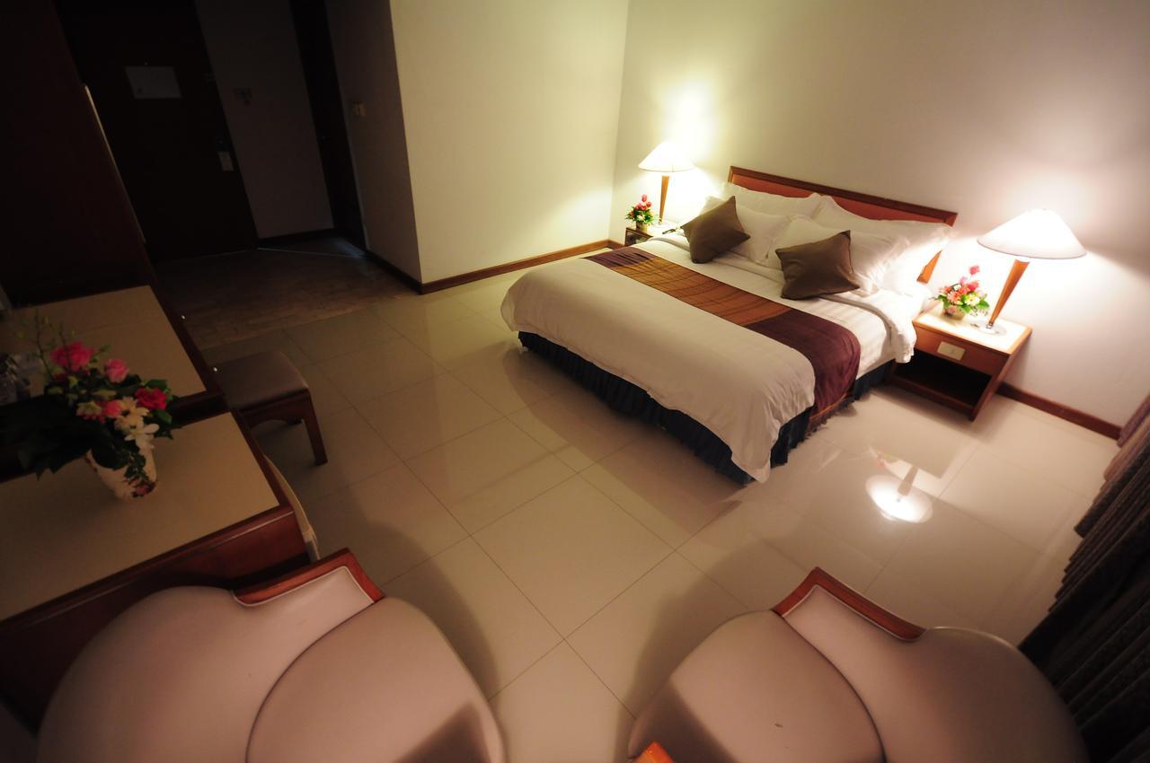 Friday Hotel Uttaradit Exterior photo