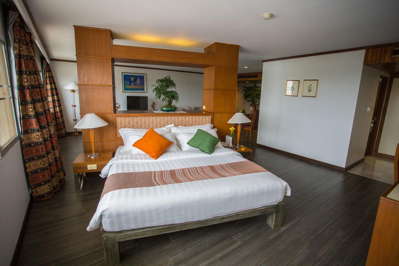 Friday Hotel Uttaradit Exterior photo
