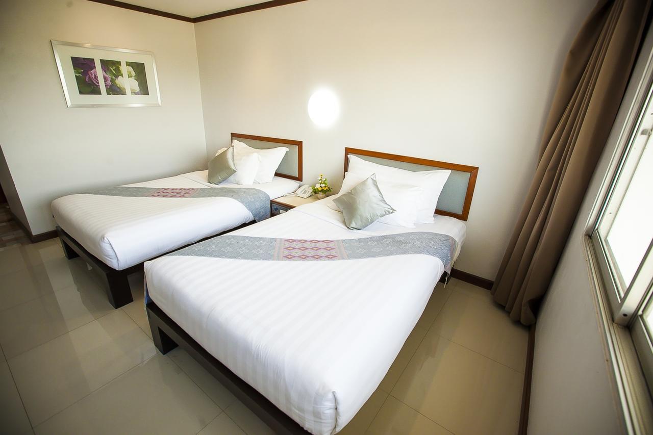 Friday Hotel Uttaradit Exterior photo