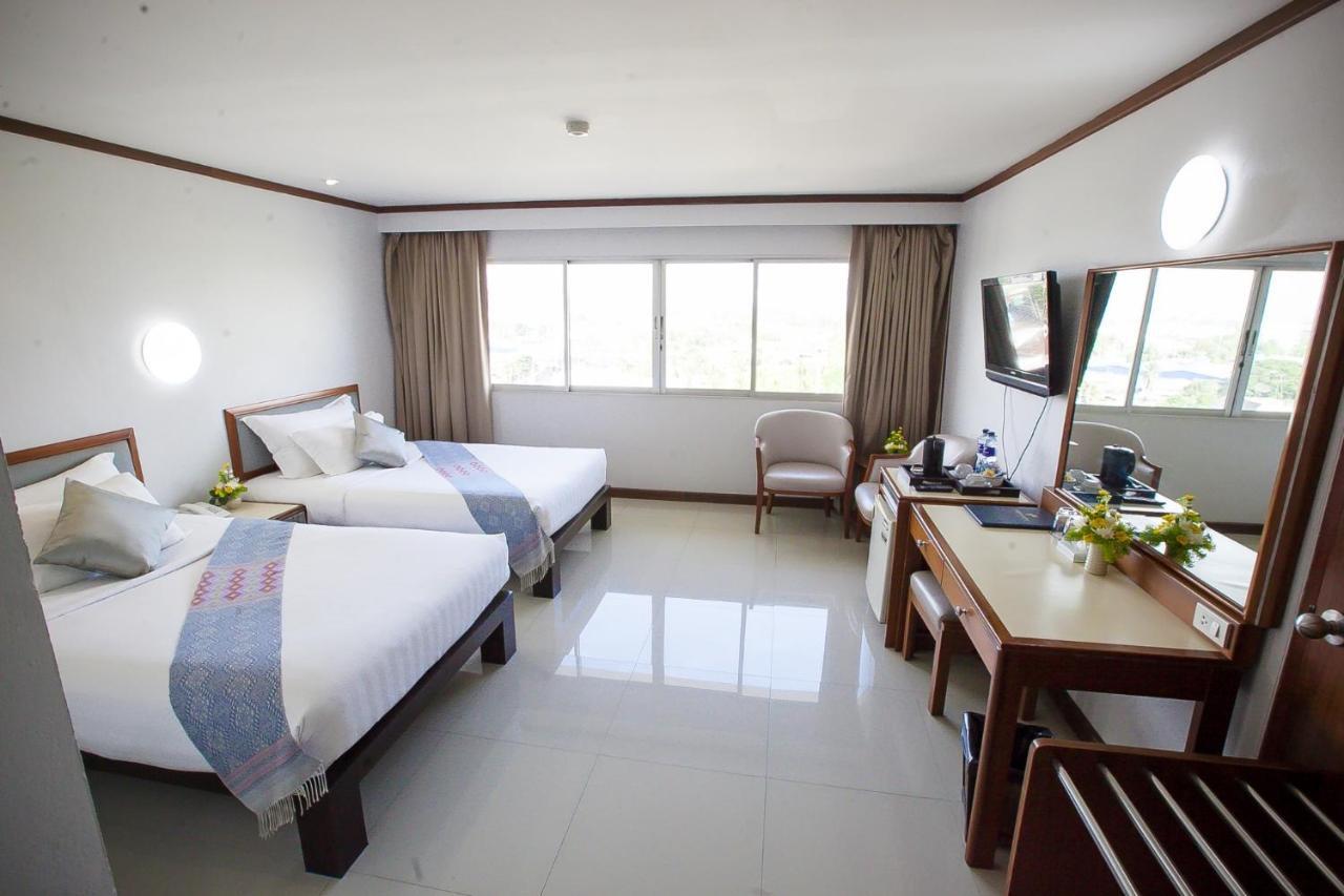 Friday Hotel Uttaradit Exterior photo