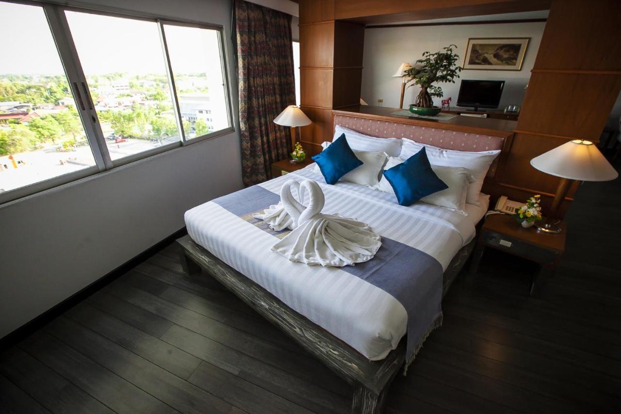 Friday Hotel Uttaradit Exterior photo